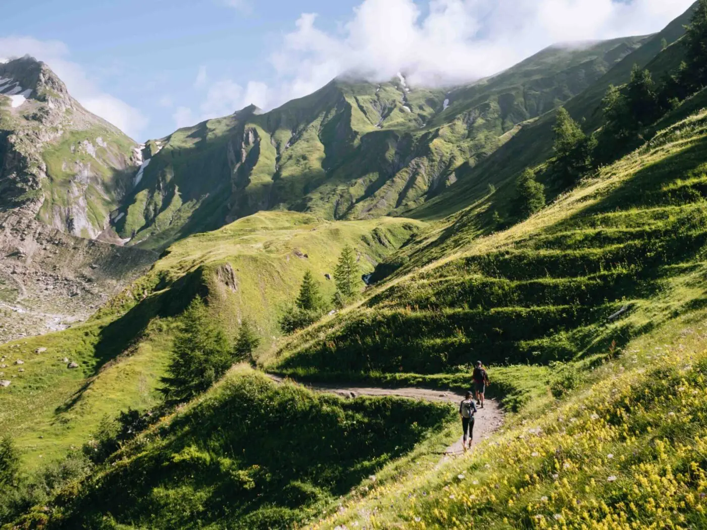 Paysage vert et montagneux sur le MTB Mont Blanc Rundtour