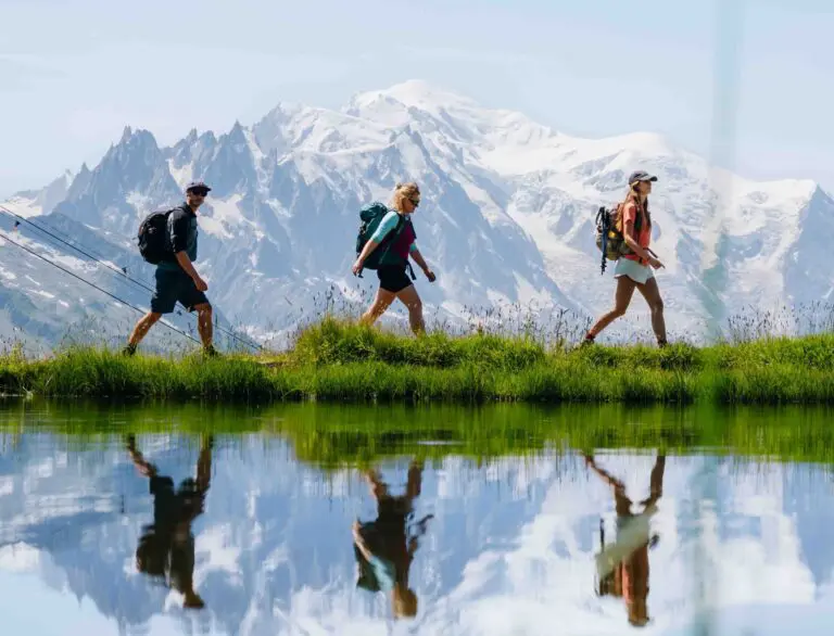3 personnes qui marchent ensemble sur le Mont Blanc Trail Mont Blanc Rundtour