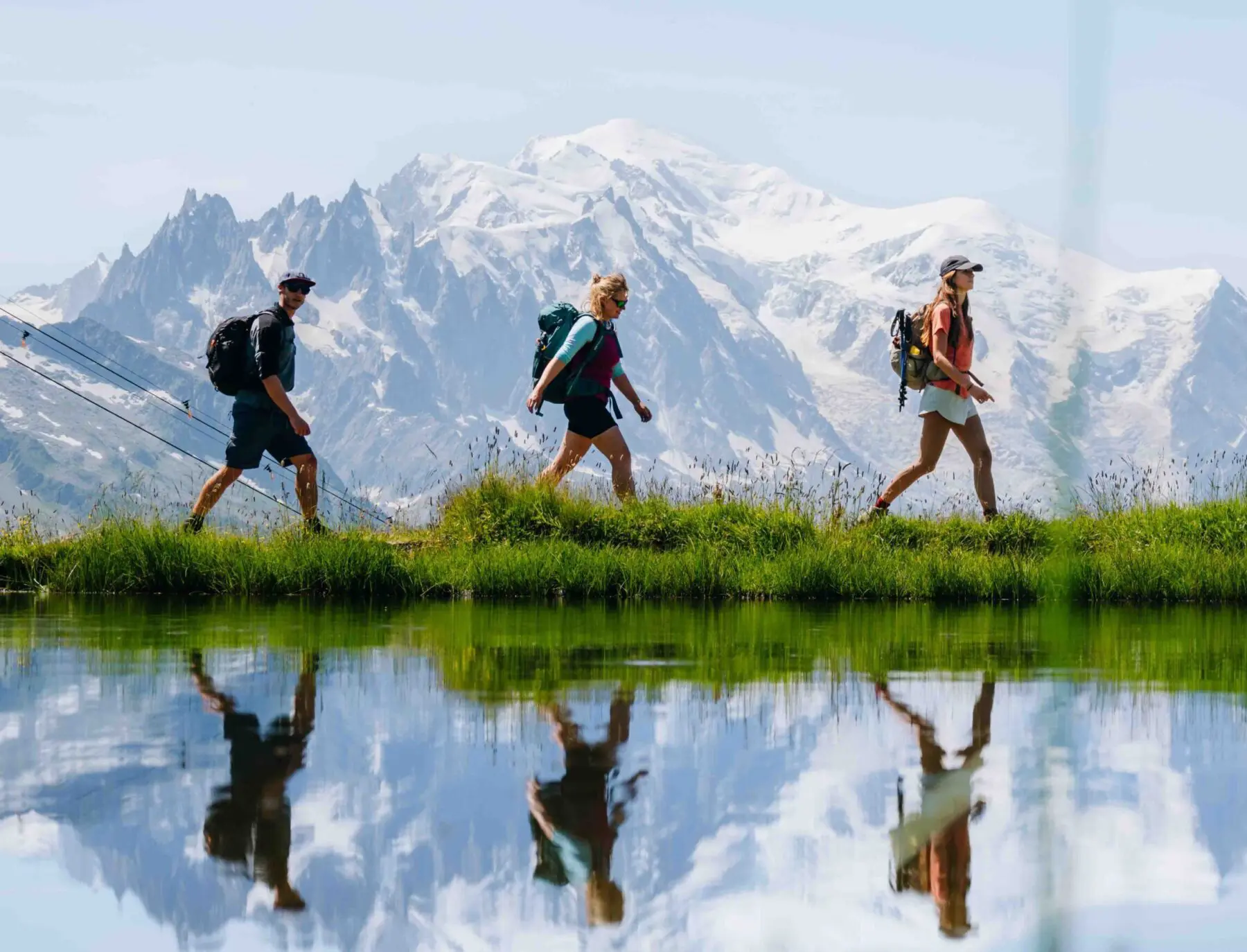3 personnes qui marchent ensemble sur le Mont Blanc Trail Mont Blanc Rundtour